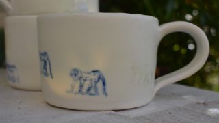 Šálky z průsvitného porcelánu. Jsou malé, okolo 200 ml. Jeden dokonce nezvykle matný, není klasicky hladký, témeř...